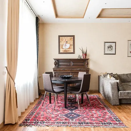 Center Apartment, 8 *