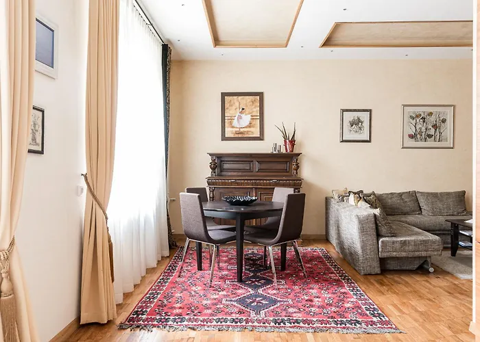 Center Apartment, 8 *